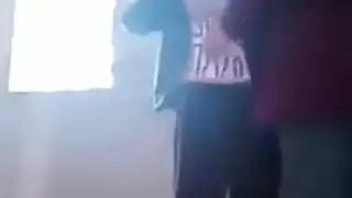 سطح المدرسة الإباحي: قضيب مراهق في طيزها