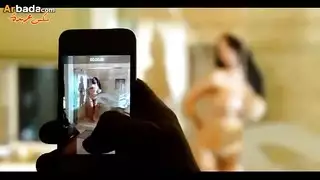 ام نايمه علي السرير وابنها يخش عليها وينكها