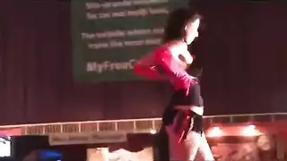 هذه السمراء المثيرة تتهيأ في الماء قبل الجنس على الكاميرا