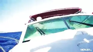 استعراض في البحر