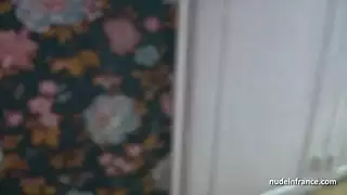 فتاة مراهقة تمت ممارسة الجنس معها بقضيب اصطناعي وردي في المطبخ بعد حلول الظلام