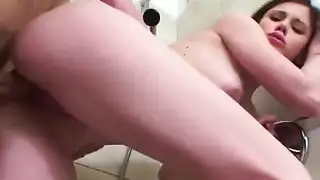 استحمام الأخوة بقوة جنس بقفز الثدي المذهل