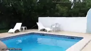 فعل الرطب: فتاة مثيرة تمارسه في الماء