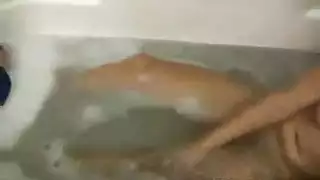 فتاة مثيرة ذات أثداء كبيرة تستمني بشدة ثم تركب قضيبًا في السيارة