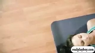 تعلم أساليب اليوجا و الاسترخاء السكسي مع أسخن سحاق بين ثلاث مزز فاتنات