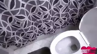 رغبة محرمة: فرج مكشوف يؤدي إلى جنس عائلي خشن