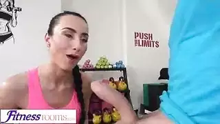 امراه جميل تتصل بعامل التصليح ليصلح لها تسرب المياه وتتناك منه سكس مترجم