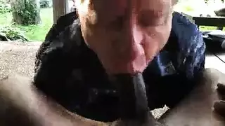 سمراء مثارة في ملابس داخلية تستعد لمتعة إيلاج مزدوج