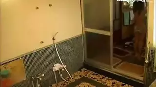 صديقة يابانية هاوية والمتعة المزدوجة: إصبع وقضيب