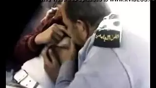 شرطي عربي ينيك مراهقة بالمقعد الخلفي، يلمس بزازها وينيكها بقسوة