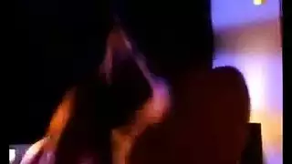 امرأة عاهرة تتخطى حدودها لإرضاء عشيقها في نيك هاردكور غير مخطط