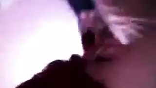 عاهرة مفلسة تمص القضيب وتحب أن تُصفع مؤخرتها