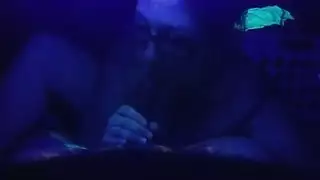 زوجة شقراء مثيرة تأخذ عدة قذف في جلسة جماعية