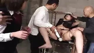 علاقة جنسية جماعية جامحة في الفصل مع مدرس وثلاث عاهرات مراهقات