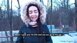 امرأة صدرها صغير تفتح فرجها لتصوير أفلام إباحية
