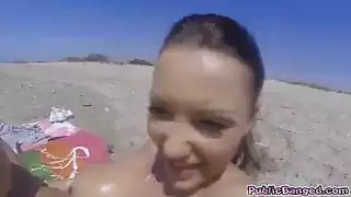 ميلف بزازها كبيرة تمص الزبر على الشاطيء وتبلع اللبن