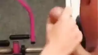 امرأة روسية ذات خبرة تظهر كيفية ركوب القضيب في ملابس داخلية