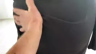 زوجة الأب العربية تنحني أثناء التنظيف، وتحصل على جنس شرجي قوي من زوج أمها