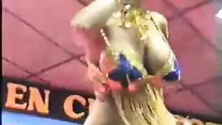 ممارسة جنسية علنية في المسرح: راقصة محتاجة تأخذ كل الأعضاء الذكرية