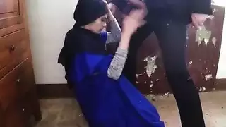 العاهرة العربية الشابة بينيلوب تنزل لمشهد مص قضيب إباحي قوي