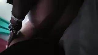 نظرة خاطفة على فرج ناضج وقضيب كبير نابض