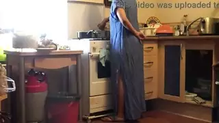 قذف في المطبخ: خادمة تركية تمتلئ من رئيسها اليائس