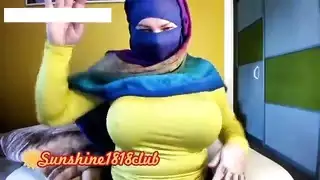 فتاة محجبة تُمارس الجنس بوضعية الكلب وأثداؤها العربية الكبيرة تهتز