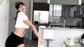 على السرير، شقراء راكعة ترتدي ملابس داخلية تأخذ قضيباً كبيراً بعمق