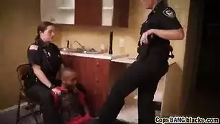 فتشية الزي الموحد: رجل مثير ذو قضيب كبير يحصل على جنس فموي من شرطي