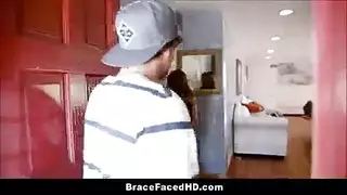 مراهقة سمراء ملساء وثديين ضخمين تمارس جنسًا صعبًا في المكتب