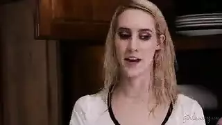 إمرأة تستحم وتنادي خادمتها تغسل لها كسها