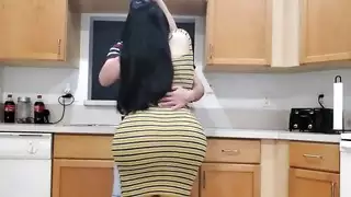 سكس ولد يختصر امه الفرصه ويضربها وبعضها من بززها