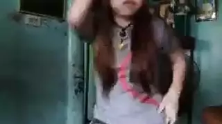 عاهرة النادي ترقص ثم تأخذ عدة زبور في مؤخرتها