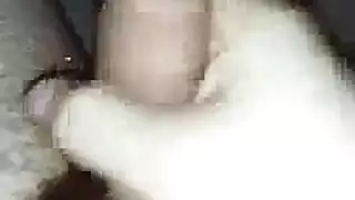 العاهرة المراهقة فيرونيكا تمتد مؤخرتها بقضيب سميك