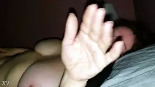 أم مثيرة شقراء كبيرة الصدر تمارس الجنس الفموي والجماعي