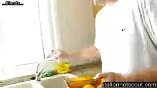 ناضجة ، سمراء لاتينا أعطى اللسان العميق لرجل كانت تحبها ، قبل أن يمارس الجنس معها