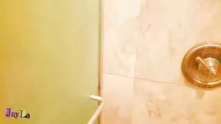 سيدة ناضجة تقدم جلسة مص قضيب مكثفة حتى تنفد طاقتها