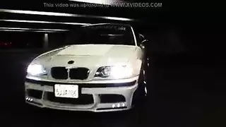عاهر عاطل يخدمه قضيب أسود ضخم يرتدي زي شرطي