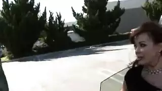 امرأة عربية ناضجة تأخذ قضيبًا كبيرًا في مقطع إباحي فاضح