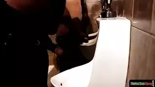 رجل قوي يمارس الجنس بقوة وعمق مع فتاتين شابتين