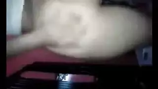 بنت تلعب بي كسه وطلع منا