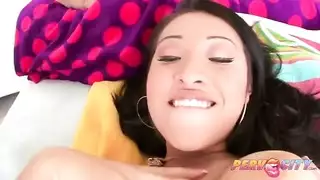 الأم الزوجة الآسيوية تمط مؤخرتها بواسطة قضيب اصطناعي لابنتها الزوجة