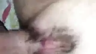 سمراء ممتلئة تستخدم لسانها الماهر لإرضاء قضيب صلب