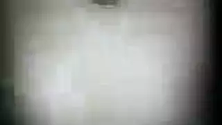 إباحية خارجية: رجل قرني يضاجع عاهرة قصيرة الشعر قرب المسبح