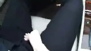 الفتاة الشقراء العاهرة تستعرض لجارها المتلصص ثم تمتص عضوه حتى النهاية