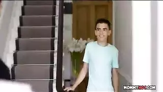 مداعبة الولد الصغير علا السرير