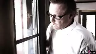 شاب مراهق ينام مع أمه وينكها