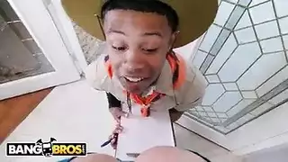 فاتنة مفلس يكذب على السرير، في حين أن الرجل قرنية يلعق بوسها الرطب