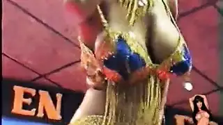 رقص عربي صريح: فتاة سودانية تتعرى وتستمني على المسرح