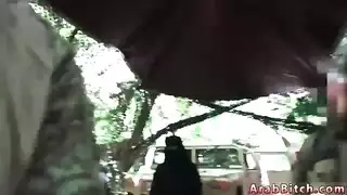 مشهد إباحي: مؤخرة عربية كبيرة تُمارس فيها الجنس بعمق في منزل